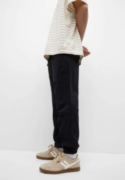 PULL & BEAR BasicPantaloni SportiviBlack Uomo Pantaloni PUC22E0EE-Q11 -Pull & Bear b8d922563a70443bae3f4a4a0913b0a8