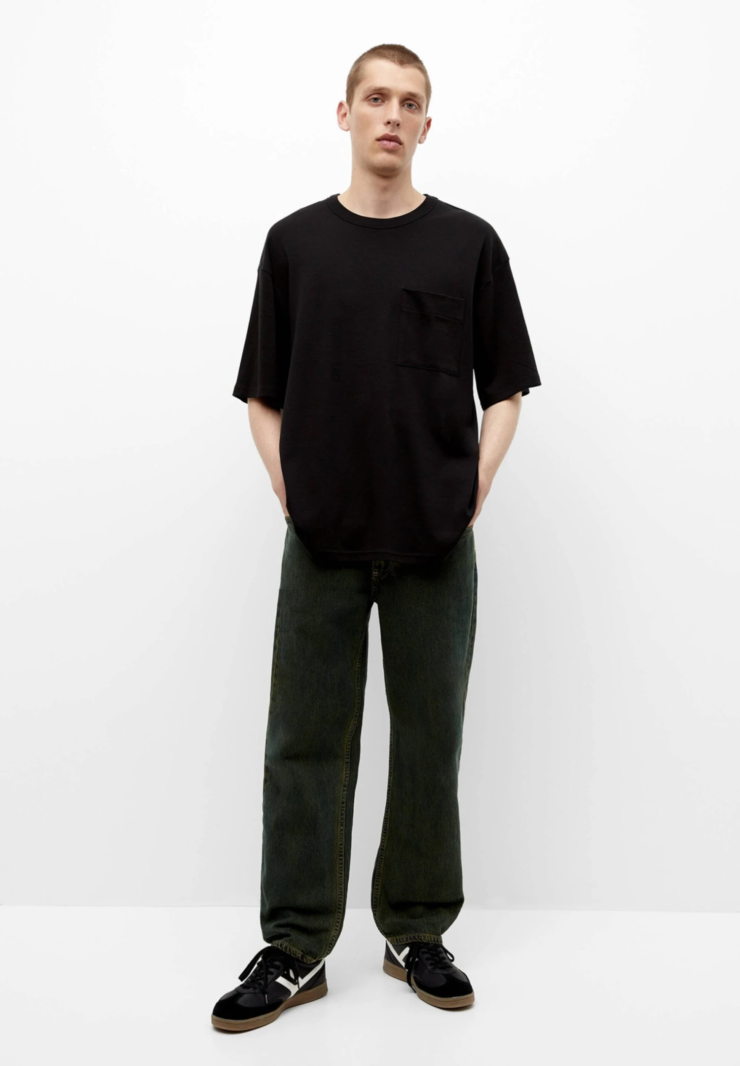 PULL & BEAR Short SleeveWith PocketT-Shirt BasicBlack Uomo T-shirt E Polo PUC22O1N4-Q11 2 PULL & BEAR Short SleeveWith PocketT-Shirt BasicBlack Uomo T-shirt E Polo PUC22O1N4-Q11 - immagine 2