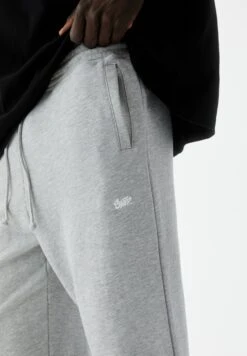 PULL & BEAR Standard FitJoggersPantaloni SportiviDark Grey Uomo Pantaloni PUC22E0F5-C11 -Pull & Bear b9564a5f7819455bac769d17524c28ff