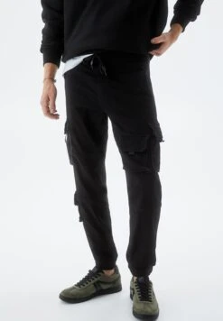 PULL & BEAR With Multiple PocketsPantaloni SportiviBlack Uomo Pantaloni Sportivi E Joggers PUC22E0EU-Q11