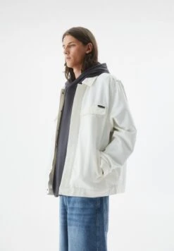 PULL & BEAR BasicTruckerGiacca LeggeraWhite Uomo Giacche PUC22T0SQ-A11 -Pull & Bear c216e46194ac4610aca5be0fbb64ddac