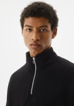 PULL & BEAR Basic Coloured Zip-Up NeckFelpaBlack Uomo Maglieria E Felpe PUC22S0QT-Q11 -Pull & Bear c2c39ac6f37c43c4a627db09e6df14e5