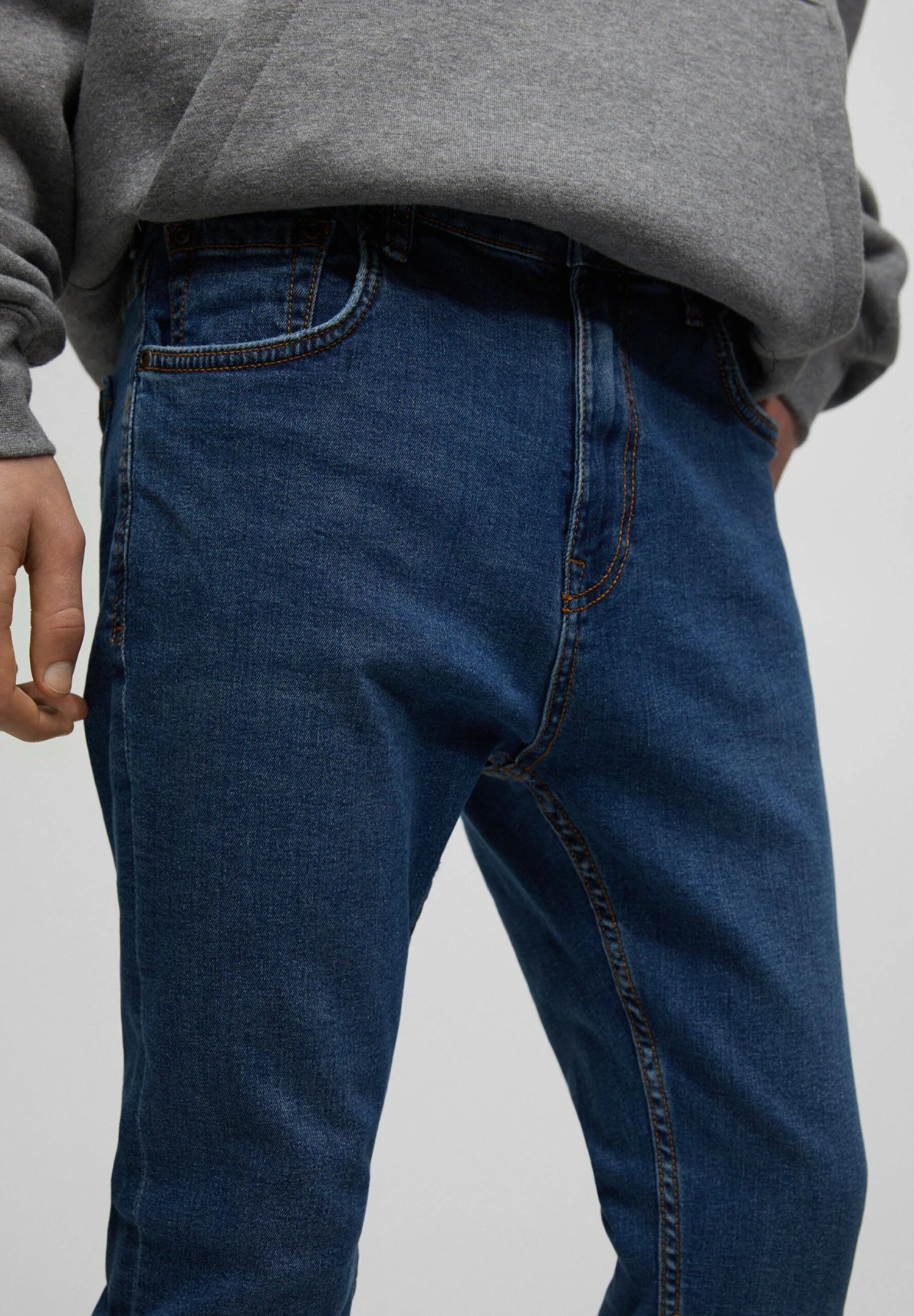 PULL & BEAR Basic Medium Carrot FitJeans Slim FitDark Blue Uomo Jeans PUC22G0O2-K11 4 PULL & BEAR Basic Medium Carrot FitJeans Slim FitDark Blue Uomo Jeans PUC22G0O2-K11 - immagine 4