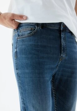 PULL & BEAR CarrotJeans Slim FitBlue Uomo Jeans PUC21N0ML-K11 -Pull & Bear c4b25bd3e05b466e9ef42397a76c7343