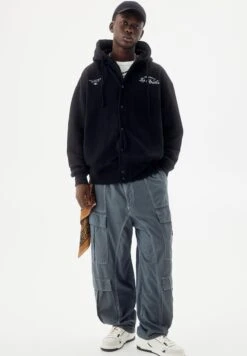 PULL & BEAR Snap-ButtonFelpa Con ZipBlack Uomo Maglieria E Felpe PUC22S0QS-Q11 -Pull & Bear c63d4b6b901e427ebb6062a8bb01adfe