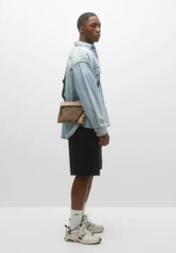 PULL & BEAR Bermuda With Multiple PocketsShortsBlack Uomo Bermuda PUC22F0D2-Q11 -Pull & Bear c6fd13aa8e2045db8c988d72a24a0512