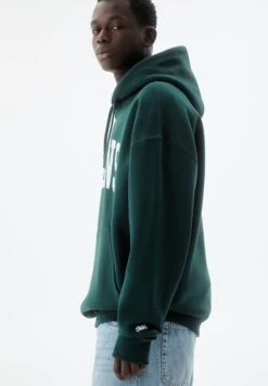 PULL & BEAR Queens Felpa Con CappuccioDark Green Uomo Maglieria E Felpe PUC22S0QX-M11 9 PULL & BEAR Queens Felpa Con CappuccioDark Green Uomo Maglieria E Felpe PUC22S0QX-M11 -Pull & Bear c7a09eccdfab437aae558488f4eac6a7