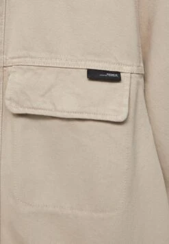 PULL & BEAR BasicTruckerGiacca LeggeraSand Uomo Giacche PUC22T0SQ-B11 13 PULL & BEAR BasicTruckerGiacca LeggeraSand Uomo Giacche PUC22T0SQ-B11 -Pull & Bear c7c4649fa1e4426b9b66d6661af9937e