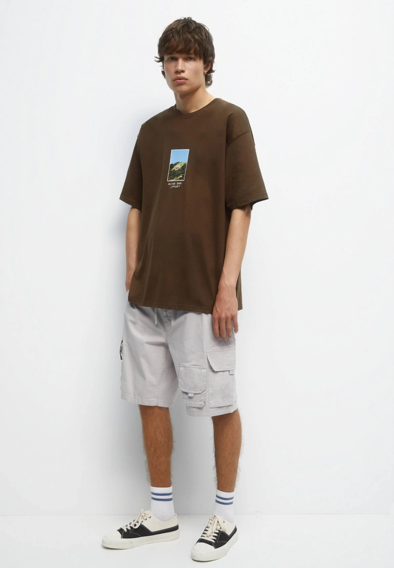 PULL & BEAR Stwd PrintT-Shirt Con StampaDark Brown Uomo T-shirt E Polo PUC22O1O9-O11 2 PULL & BEAR Stwd PrintT-Shirt Con StampaDark Brown Uomo T-shirt E Polo PUC22O1O9-O11 - immagine 2