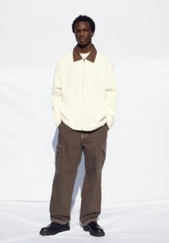 PULL & BEAR Utility With Contrast Collar Giacca Da Mezza StagioneWhite Uomo Giacche PUC22T0SY-A11 -Pull & Bear cb24f02105804f8db832ca356fc2cf7a