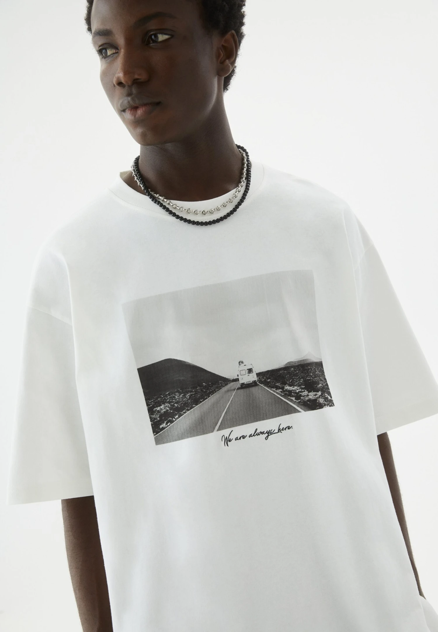 PULL & BEAR Slogan PhotographT-Shirt Con StampaWhite Uomo T-shirt E Polo PUC22O1QI-A11 4 PULL & BEAR Slogan PhotographT-Shirt Con StampaWhite Uomo T-shirt E Polo PUC22O1QI-A11 - immagine 4