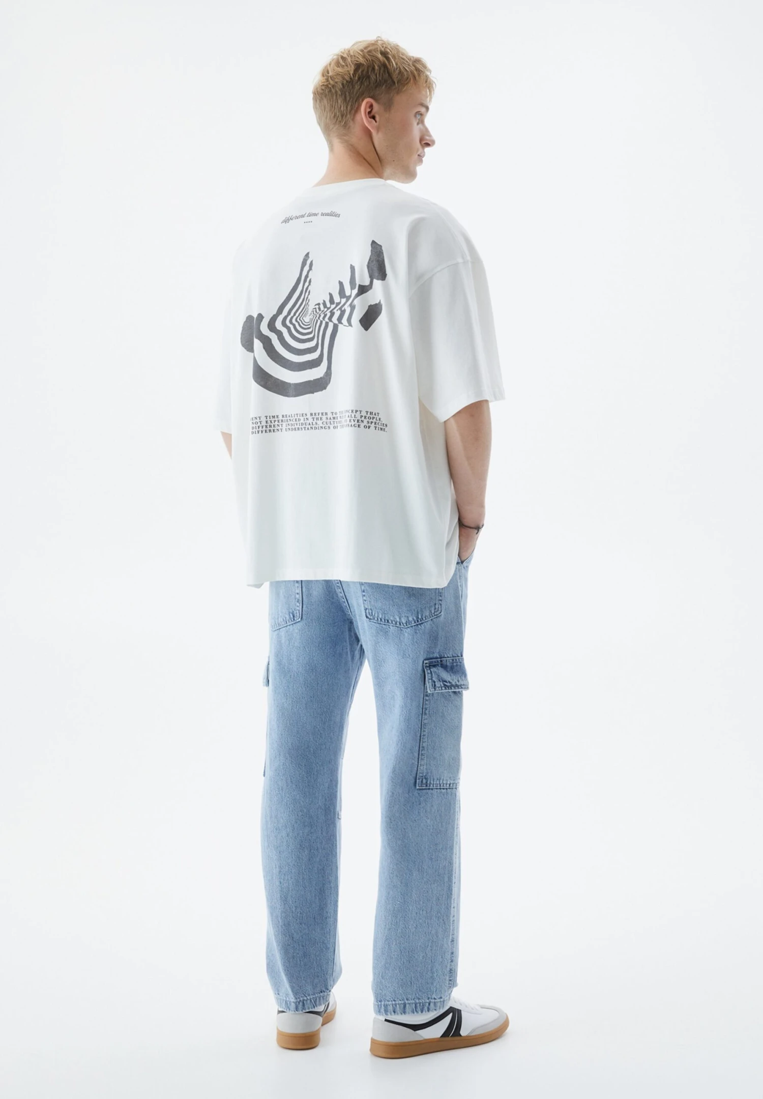 PULL & BEAR Different Time Realities Embroidered - T-Shirt Con Stampa - White 3 PULL & BEAR Different Time Realities Embroidered - T-Shirt Con Stampa - White - immagine 3