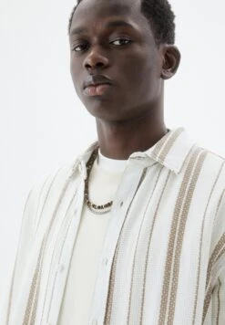 PULL & BEAR Striped Long SleeveCamiciaBeige Uomo Camicie PUC22D0KF-B11 -Pull & Bear d1286e78bc0a4fd6a404444faa45e5d0
