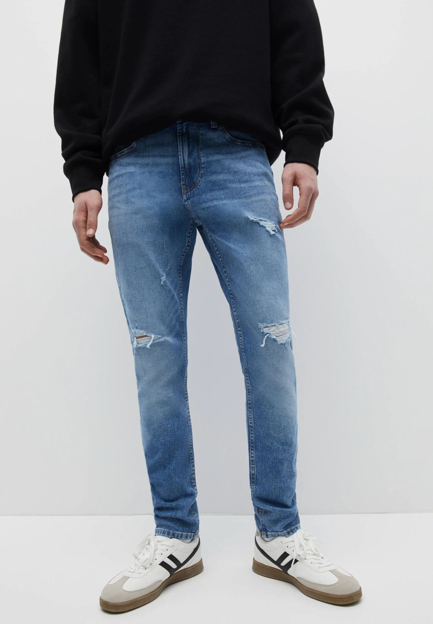 PULL & BEAR Basic With Ripped Detail - Jeans Slim Fit - Blue Denim 1 PULL & BEAR Basic With Ripped Detail - Jeans Slim Fit - Blue Denim
