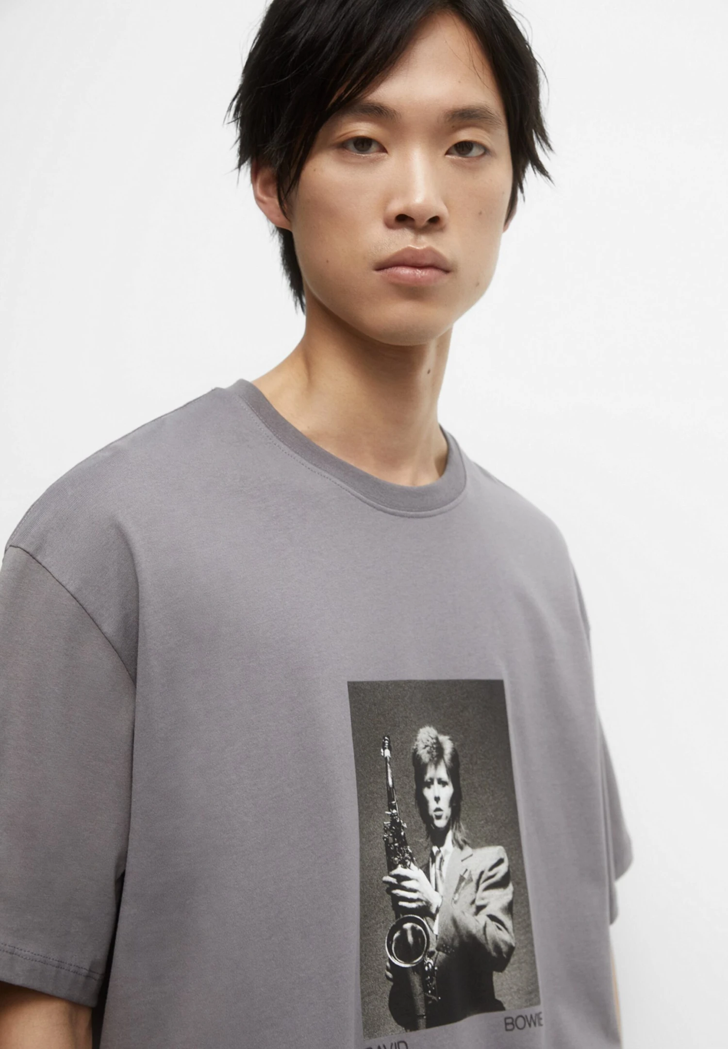 PULL & BEAR David Bowie Photo PrintT-Shirt Con StampaGrey Uomo T-shirt E Polo PUC21009D-C11 4 PULL & BEAR David Bowie Photo PrintT-Shirt Con StampaGrey Uomo T-shirt E Polo PUC21009D-C11 - immagine 4