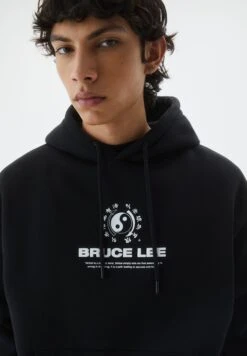 PULL & BEAR Bruce Lee Felpa Con CappuccioBlack Uomo Maglieria E Felpe PUC22S0RA-Q11 9 PULL & BEAR Bruce Lee Felpa Con CappuccioBlack Uomo Maglieria E Felpe PUC22S0RA-Q11 -Pull & Bear d4da2703e90c4dbb9db78efc959603d6