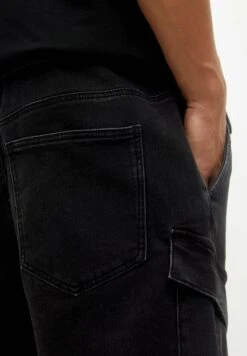 PULL & BEAR Cargo BermudaShorts Di JeansBlack Uomo Jeans PUC22F0CS-Q11 -Pull & Bear d6f66bac68844b6c8ce4c800c8f559c8