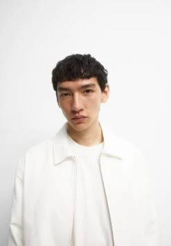 PULL & BEAR Oyster Giacca LeggeraWhite Uomo Giacche PUC22T0SH-A11 -Pull & Bear d6fafcbdb64d4de3b9be07d5b4b918c6