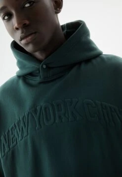 PULL & BEAR New York Varsity Felpa Con CappuccioDark Green Uomo Maglieria E Felpe PUC22S0R2-M11 -Pull & Bear d7712bb630c94bbbb2563a30f2591c8d