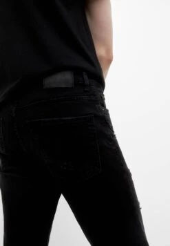 PULL & BEAR Ripped Jeans A SigarettaBlack Denim Uomo Jeans PUC22G0PH-Q11 -Pull & Bear d85aa9714d7d4e1eb48c4739a91c6b3c