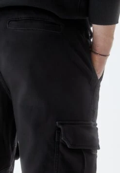 PULL & BEAR With Multiple PocketsPantaloni SportiviBlack Uomo Pantaloni Sportivi E Joggers PUC22E0EU-Q11 -Pull & Bear d94d9837ced9415481f9889fad6bfc2c