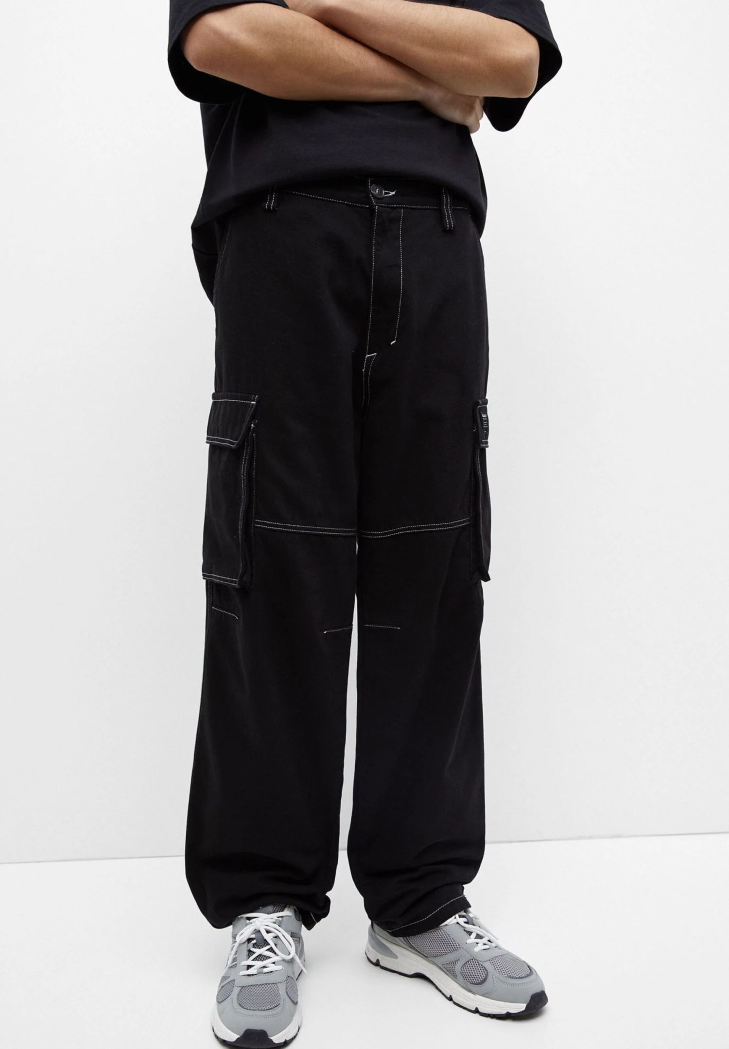 PULL & BEAR With Contrast Stitching- Pantaloni Cargo - Mottled Black 1 PULL & BEAR With Contrast Stitching- Pantaloni Cargo - Mottled Black