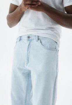 PULL & BEAR Wide LegJeans A SigarettaLight Blue Denim Uomo Jeans PUC22G0PQ-K12 10 PULL & BEAR Wide LegJeans A SigarettaLight Blue Denim Uomo Jeans PUC22G0PQ-K12 -Pull & Bear deeea75dd8f748b5b5a6d2736248612c