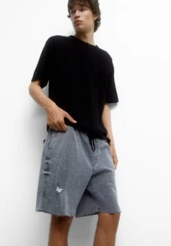 PULL & BEAR Ripped Bermuda Shorts Di JeansGrey Uomo Jeans PUC22F0D8-C11 -Pull & Bear e2418d7eab5748b8bba949798650edef