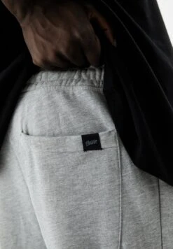 PULL & BEAR Standard FitJoggersPantaloni SportiviDark Grey Uomo Pantaloni PUC22E0F5-C11 -Pull & Bear e2aa12747db44b5eb8ed31aeffc1b5df