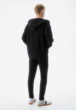 PULL & BEAR With PocketsPantaloni SportiviBlack Uomo Pantaloni PUC22E0EV-Q11 -Pull & Bear e5691b7e18ef441a8159ca4af59b50bb