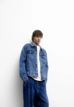 PULL & BEAR Basic Comfort-Fit - Giacca Di Jeans - Blue 12 PULL & BEAR Basic Comfort-Fit - Giacca Di Jeans - Blue -Pull & Bear e70d8af7d2d445f5b7cc7535cf337dd9