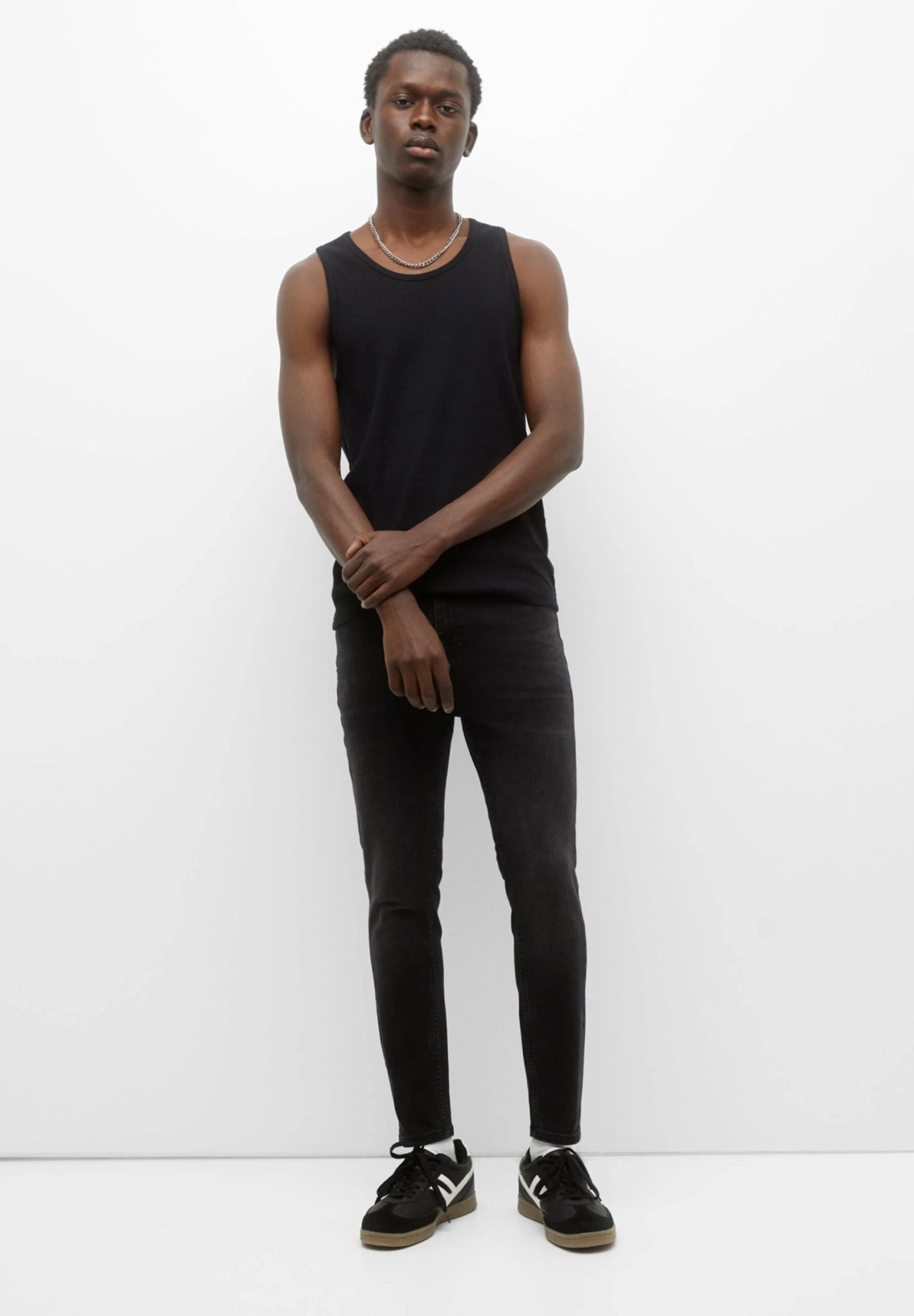 PULL & BEAR Basic Carrot - Jeans Slim Fit - Black 2 PULL & BEAR Basic Carrot - Jeans Slim Fit - Black - immagine 2