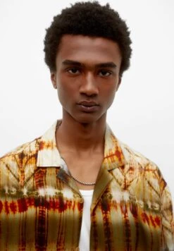 PULL & BEAR Geometric Tie-Dye Short SleeveCamiciaKhaki Uomo Camicie PUC22D0JM-N11 -Pull & Bear e8eb3d2f6bef449cbb93406082c03eda