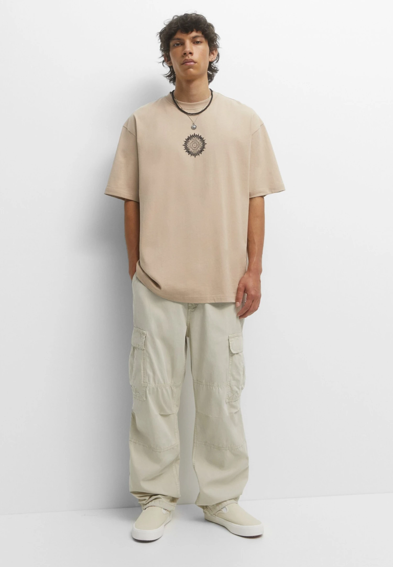 PULL & BEAR Mandala Tear Drops T-Shirt Con StampaOchre Uomo T-shirt E Polo PUC22O1Q0-O11 2 PULL & BEAR Mandala Tear Drops T-Shirt Con StampaOchre Uomo T-shirt E Polo PUC22O1Q0-O11 - immagine 2