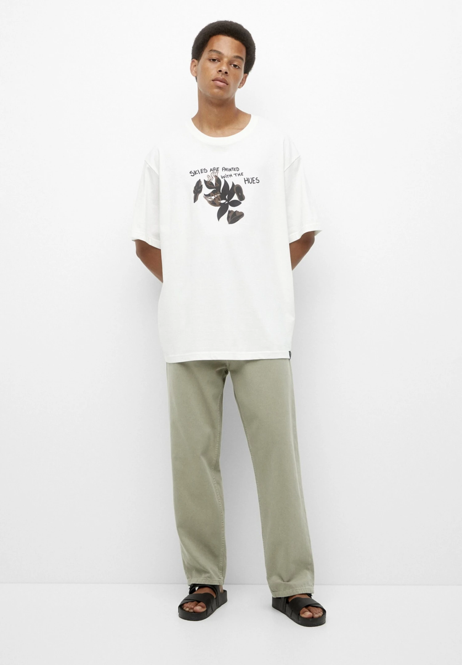 PULL & BEAR Skies Are Painted With The HuesT-Shirt Con StampaWhite Uomo T-shirt E Polo PUC22O1OZ-A11 2 PULL & BEAR Skies Are Painted With The HuesT-Shirt Con StampaWhite Uomo T-shirt E Polo PUC22O1OZ-A11 - immagine 2