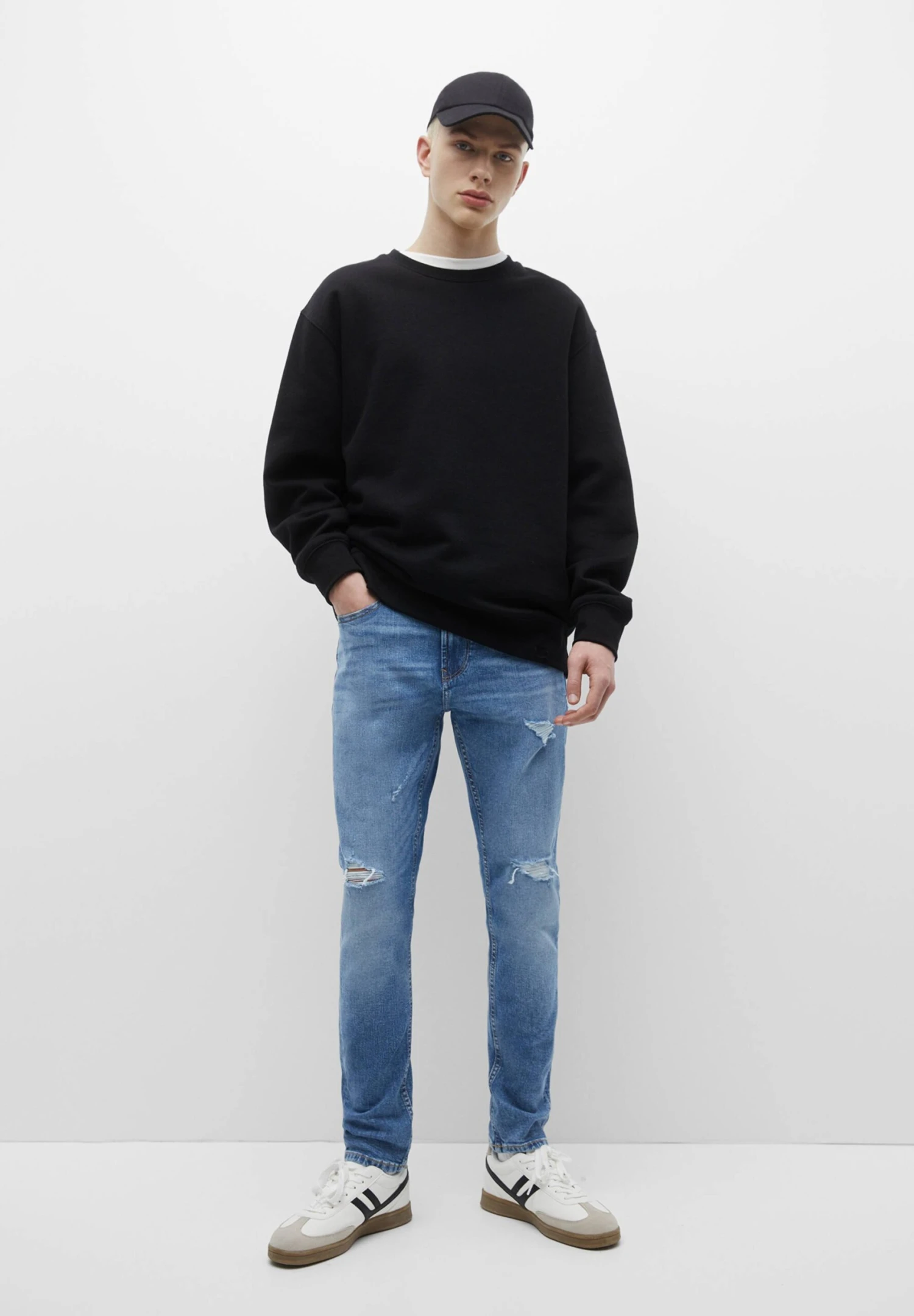 PULL & BEAR Basic With Ripped Detail - Jeans Slim Fit - Blue Denim 2 PULL & BEAR Basic With Ripped Detail - Jeans Slim Fit - Blue Denim - immagine 2