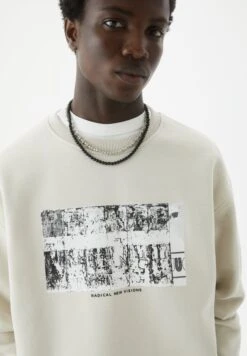 PULL & BEAR Round Neck With Photographic FelpaWhite Uomo Maglieria E Felpe PUC22S0QM-A11 -Pull & Bear f36fcee378fd4aa3834dc58ba426618e
