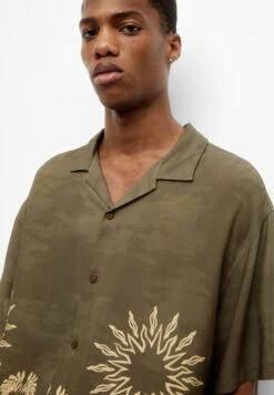 PULL & BEAR Print Short Sleeve - Camicia - Khaki -Pull & Bear f526cebd8e074695bf652f861414ccc6