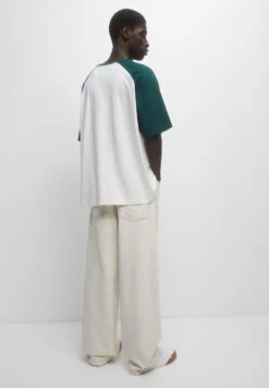 PULL & BEAR With Short Raglan Sleeves - T-Shirt Con Stampa - Green -Pull & Bear f5d018125da0416b92d3febd459cecd9