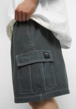 PULL & BEAR Bermuda With Seam Detail - Shorts - Green -Pull & Bear f630942e0ad743a585511bdb01857e06