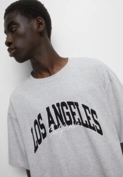 PULL & BEAR Los Angeles T-Shirt Con StampaLight Grey Uomo T-shirt E Polo PUC22O1P6-C11 9 PULL & BEAR Los Angeles T-Shirt Con StampaLight Grey Uomo T-shirt E Polo PUC22O1P6-C11 -Pull & Bear f7c71816d688462da29e39d10dc19097