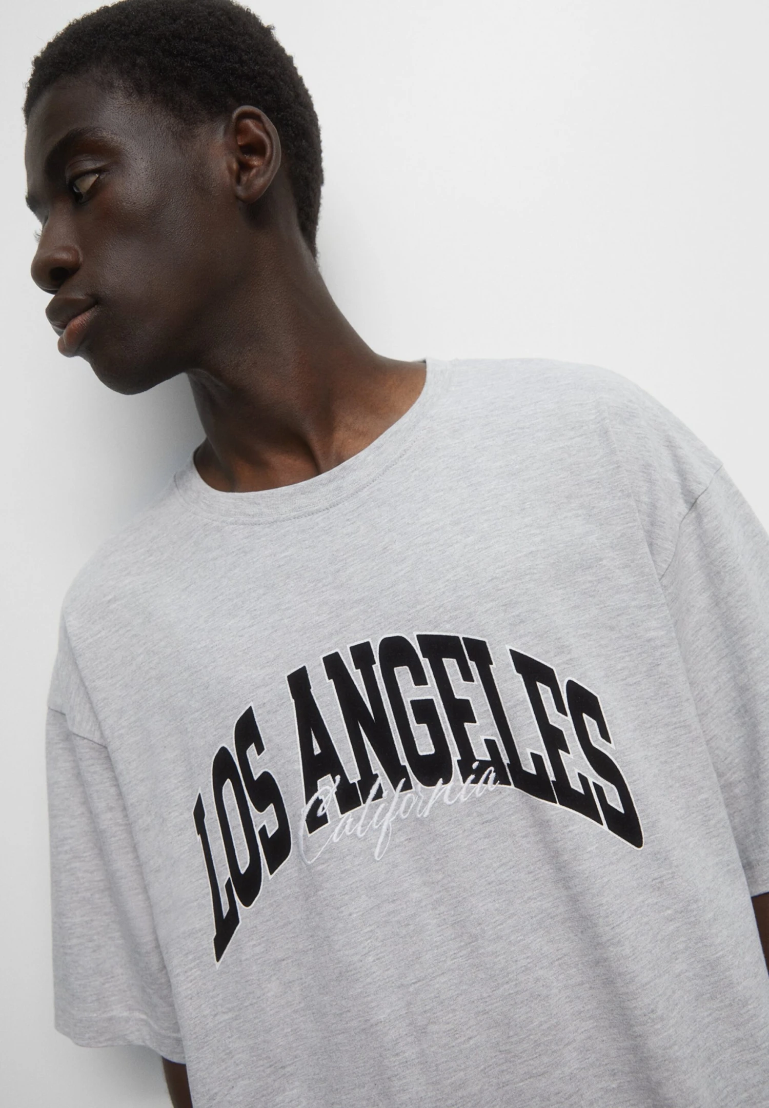PULL & BEAR Los Angeles T-Shirt Con StampaLight Grey Uomo T-shirt E Polo PUC22O1P6-C11 4 PULL & BEAR Los Angeles T-Shirt Con StampaLight Grey Uomo T-shirt E Polo PUC22O1P6-C11 - immagine 4