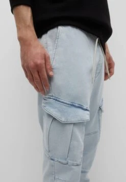 PULL & BEAR Basic Cargo Jeans Tapered FitLight Blue Denim Uomo Jeans PUC22G0ON-K11 -Pull & Bear f99192d8e4b84b828a96b40803b40a3a