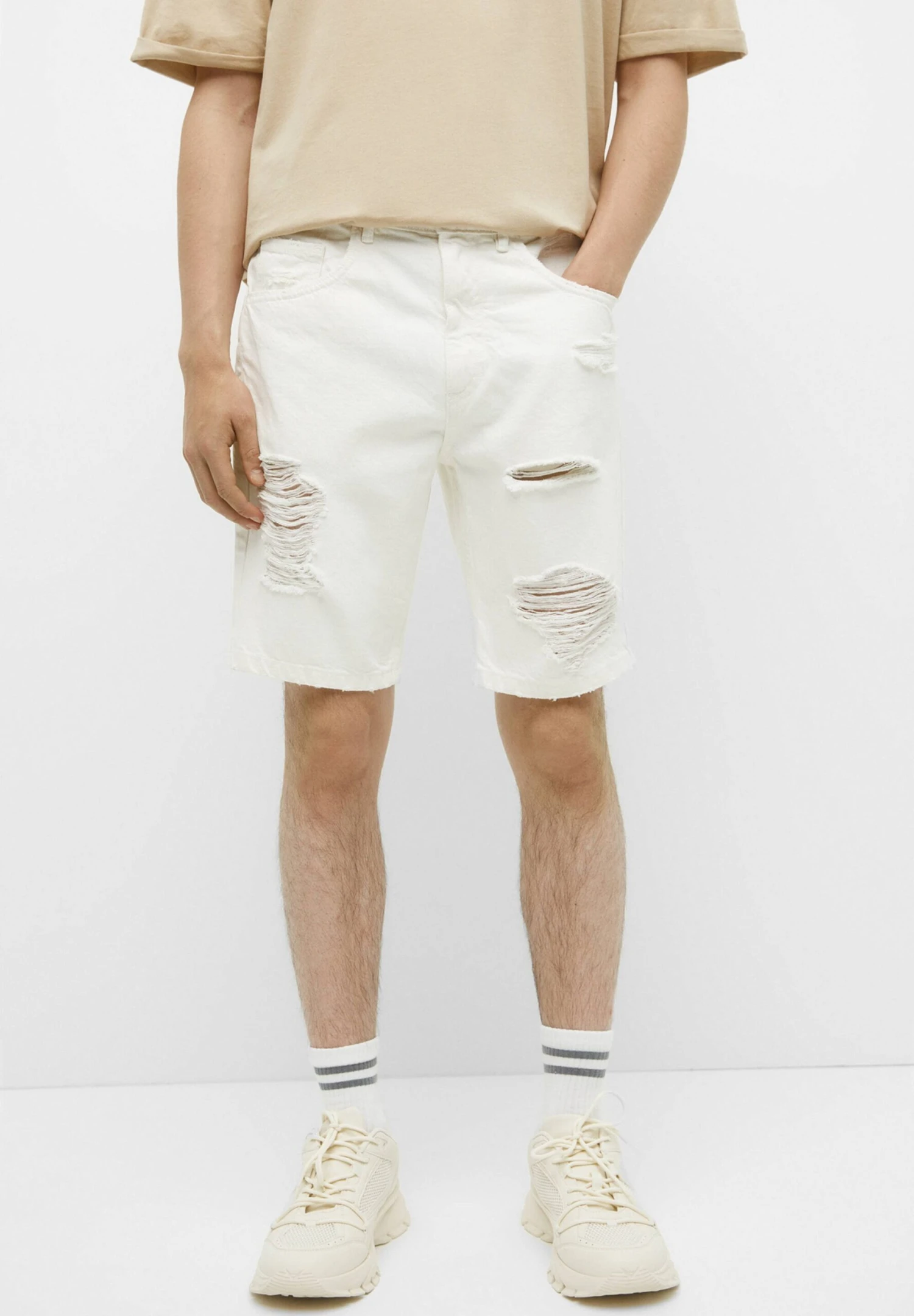 PULL & BEAR Ripped Bermuda- Shorts Di Jeans - White 1 PULL & BEAR Ripped Bermuda- Shorts Di Jeans - White