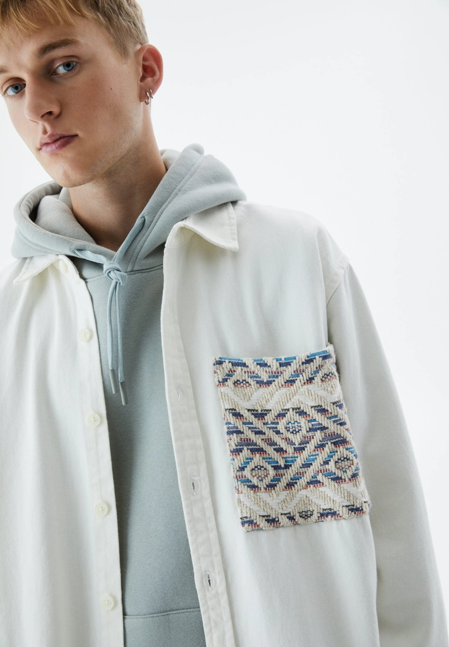 PULL & BEAR Long Sleeve With PocketCamiciaWhite Uomo Camicie PUC22D0KK-A11 4 PULL & BEAR Long Sleeve With PocketCamiciaWhite Uomo Camicie PUC22D0KK-A11 - immagine 4