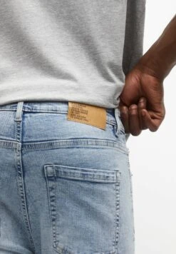 PULL & BEAR Basic Carrot FitJeans Slim FitLight Blue Denim Uomo Jeans PUC22G0OU-K11 10 PULL & BEAR Basic Carrot FitJeans Slim FitLight Blue Denim Uomo Jeans PUC22G0OU-K11 -Pull & Bear fef3f140917e4886b3b664512782536a